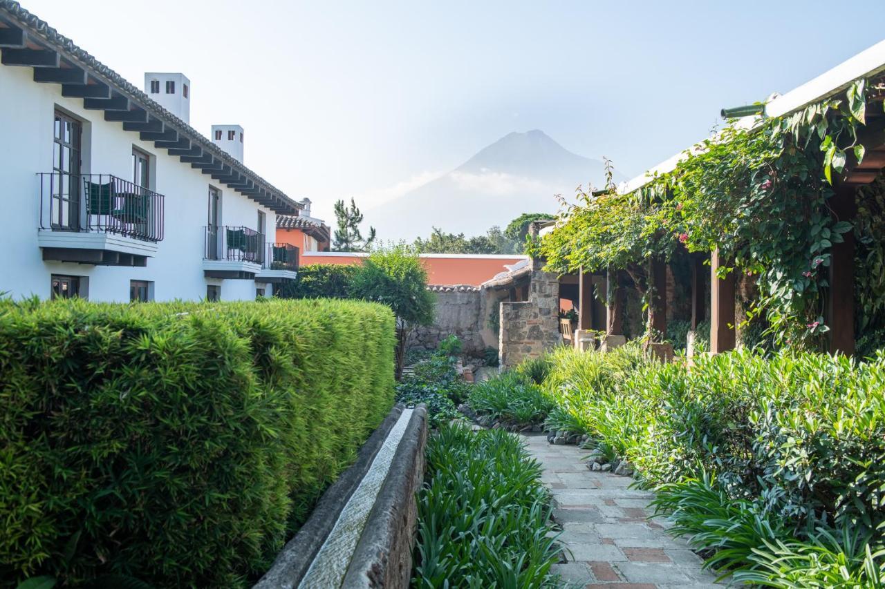 Hotel Museo Spa Casa Santo Domingo Antigua Εξωτερικό φωτογραφία View of the hotel with the volcano in the background